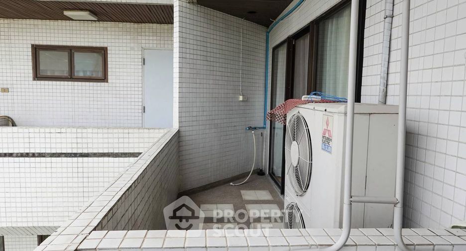 For rent 2 bedrooms condo in Watthana, Bangkok