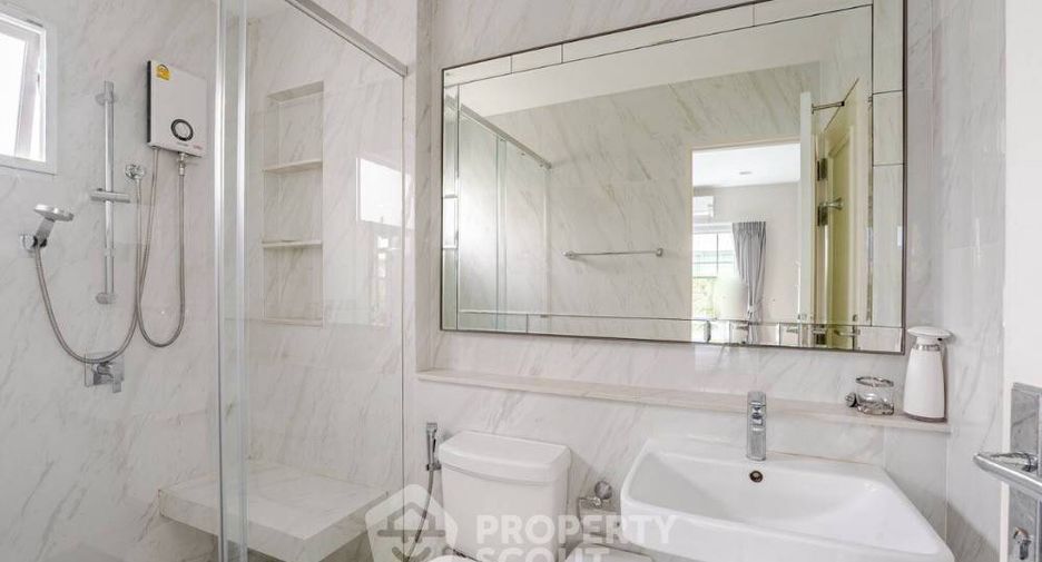Casa en alquiler y en venta de 4 habitaciones en Bang Khen, Bangkok