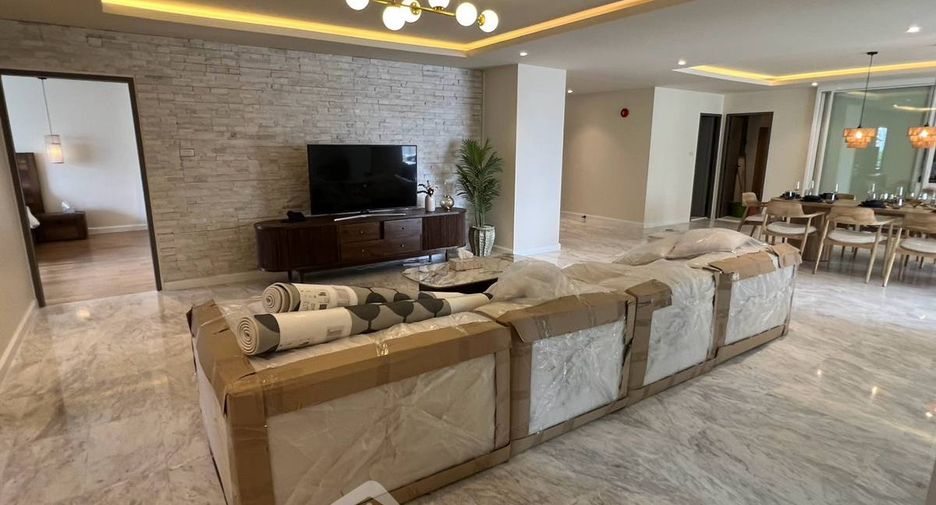 For sale 4 bedrooms condo in Watthana, Bangkok