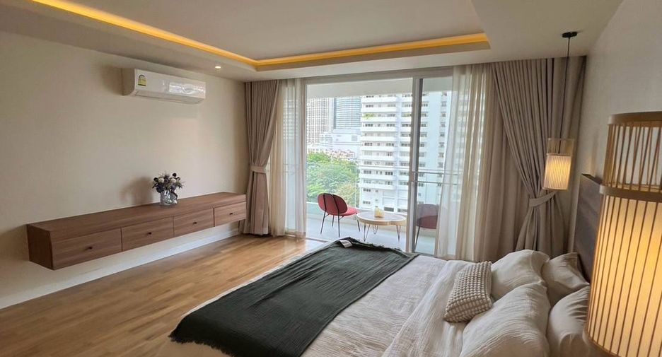 For sale 4 bedrooms condo in Watthana, Bangkok