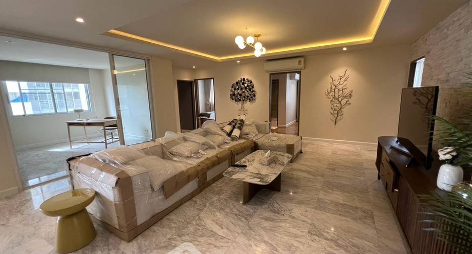 For sale 4 bedrooms condo in Watthana, Bangkok