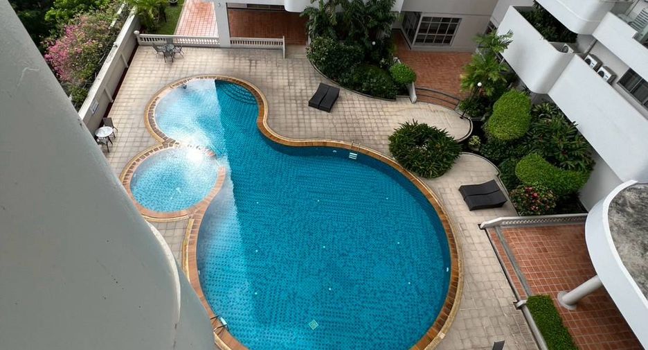 For sale 4 bedrooms condo in Watthana, Bangkok