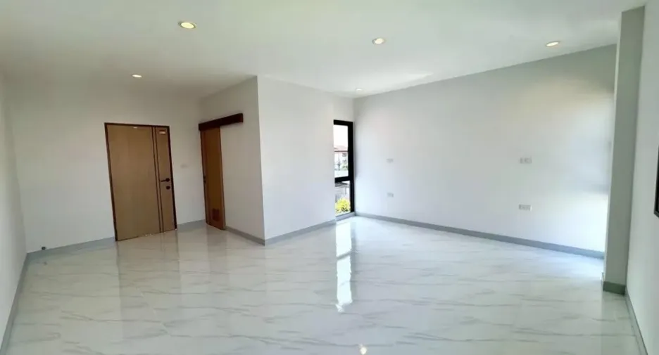 出租 2 卧室 办公室 在 Lat Phrao, 曼谷