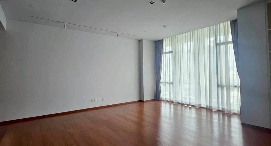 Condo en venta y en alquiler de 3 habitaciones en Sathon, Bangkok