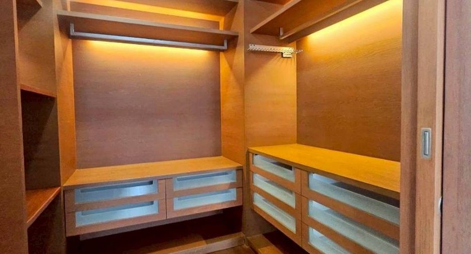 Condo en venta y en alquiler de 3 habitaciones en Sathon, Bangkok
