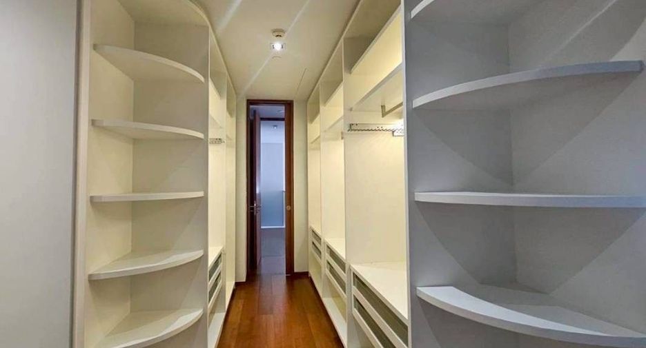 Condo en venta y en alquiler de 3 habitaciones en Sathon, Bangkok