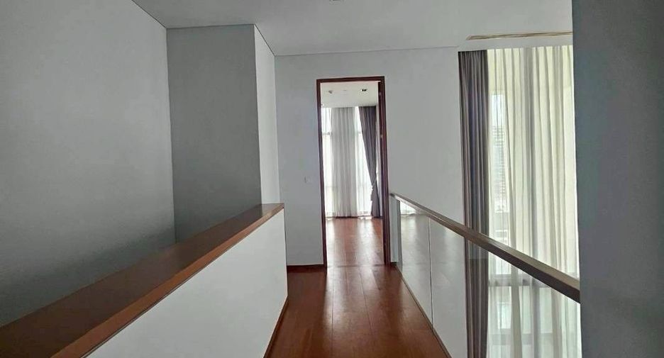 Condo en venta y en alquiler de 3 habitaciones en Sathon, Bangkok