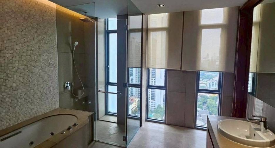 Condo en venta y en alquiler de 3 habitaciones en Sathon, Bangkok