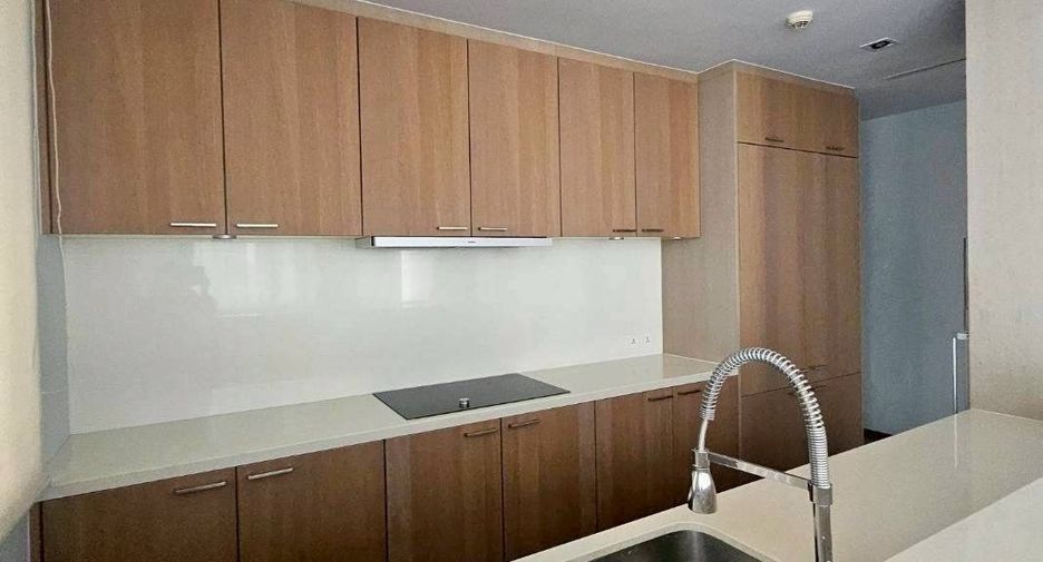 Condo en venta y en alquiler de 3 habitaciones en Sathon, Bangkok