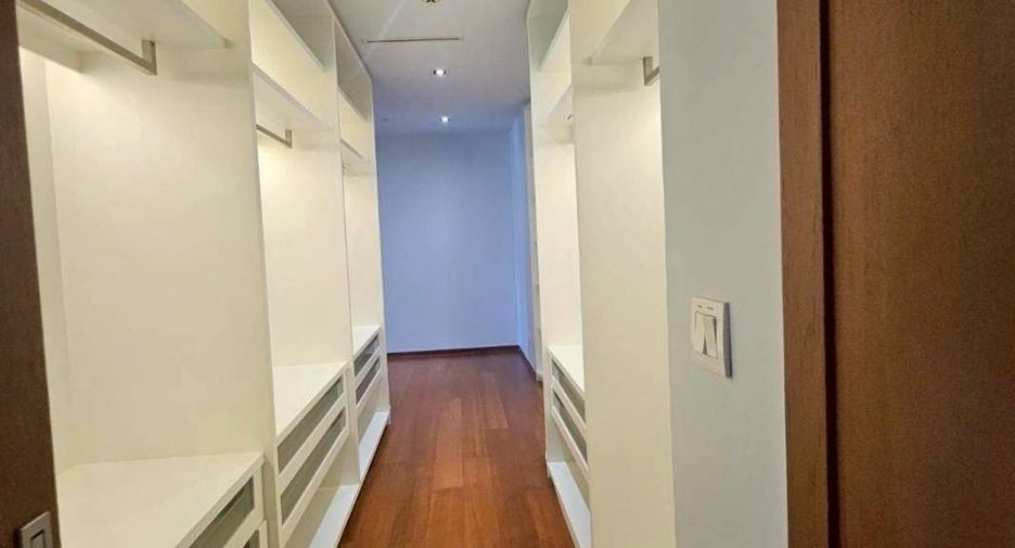 Condo en venta y en alquiler de 3 habitaciones en Sathon, Bangkok