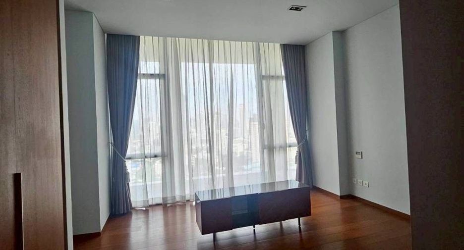 Condo en venta y en alquiler de 3 habitaciones en Sathon, Bangkok