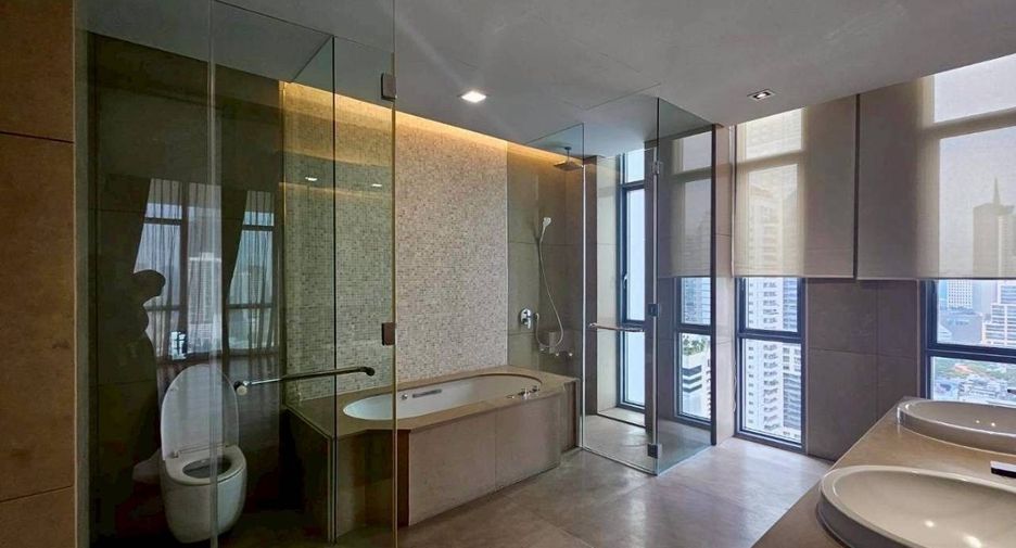 Condo en venta y en alquiler de 3 habitaciones en Sathon, Bangkok
