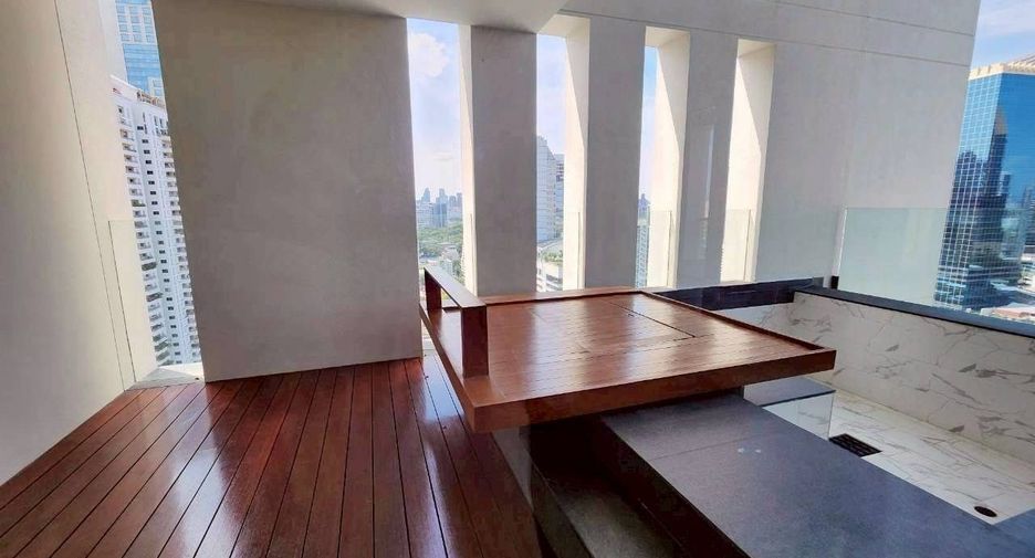 Condo en venta y en alquiler de 3 habitaciones en Sathon, Bangkok
