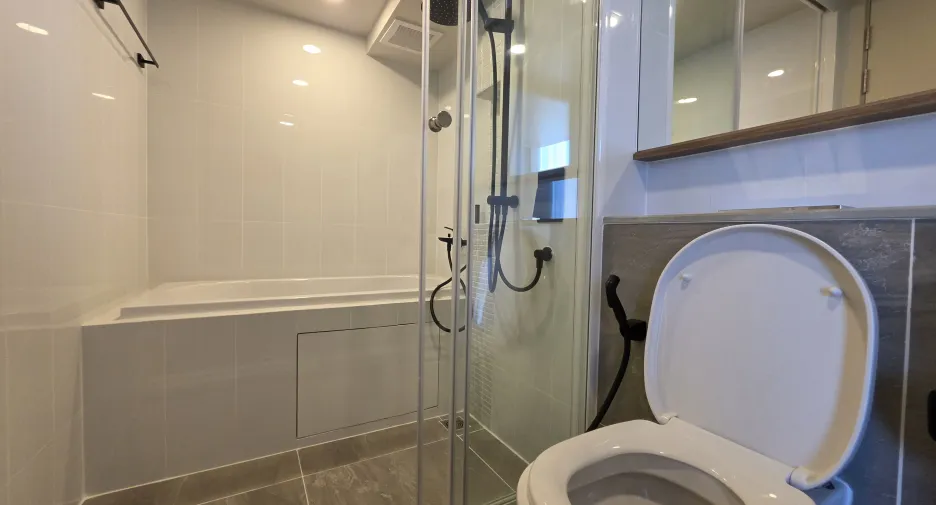 For rent 2 bedrooms condo in Khlong Toei, Bangkok
