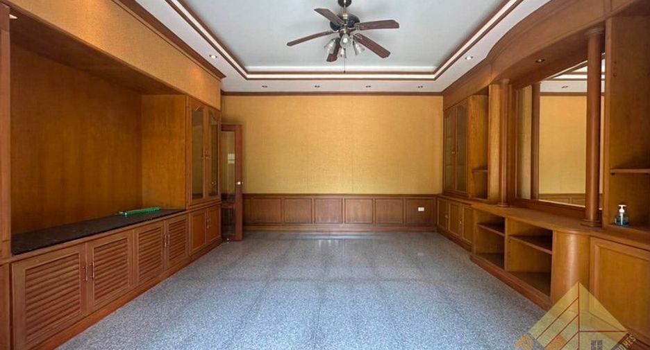 For sale 4 bedrooms house in Bang Lamung, Chonburi