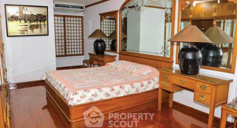 For rent 4 bedrooms condo in Watthana, Bangkok
