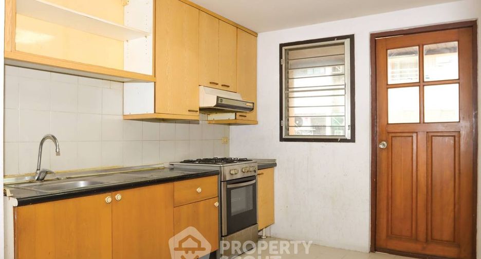 For rent 4 bedrooms condo in Watthana, Bangkok