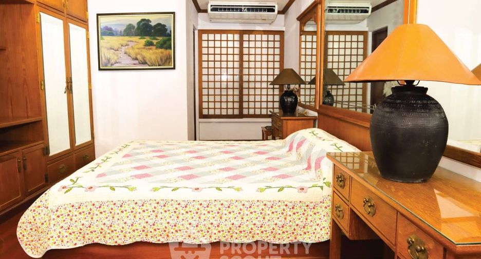 For rent 4 bedrooms condo in Watthana, Bangkok