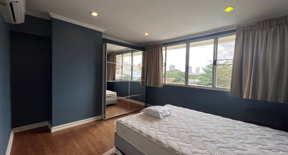 For rent 3 bedrooms condo in Watthana, Bangkok