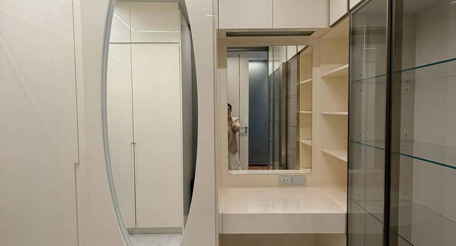 For rent 3 bedrooms condo in Khlong Toei, Bangkok