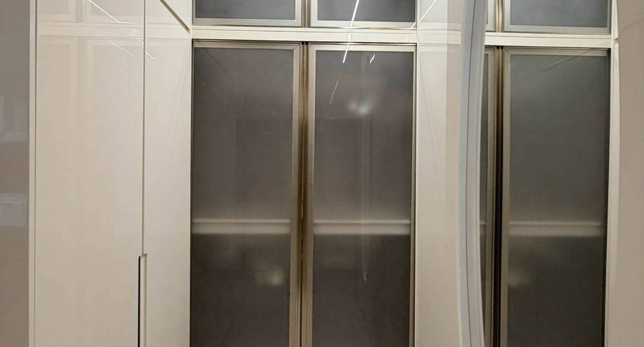 For rent 3 bedrooms condo in Khlong Toei, Bangkok