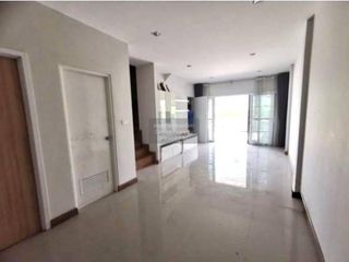 Casa adosada en venta de 3 habitaciones en Nong Khaem, Bangkok