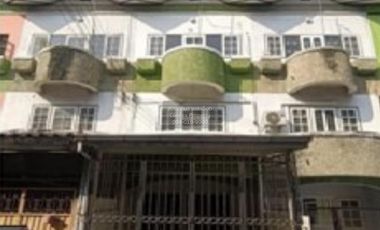Casa adosada en venta de 4 habitaciones en Sam Phran, Nakhon Pathom