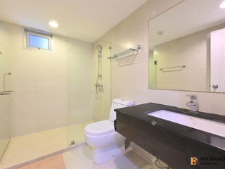 For rent 2 bedrooms condo in Huai Khwang, Bangkok