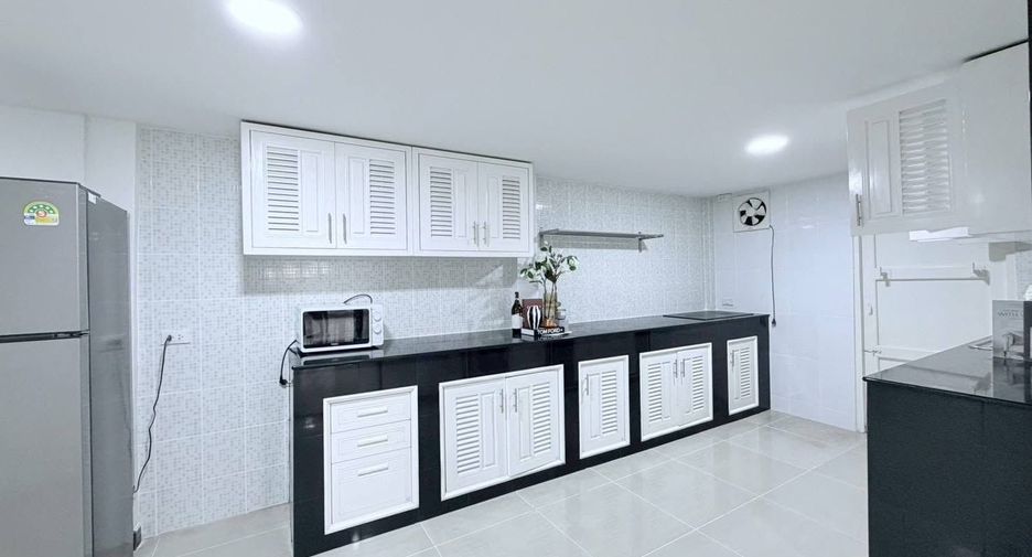 Аренда 6 спальни дом в Хуаи Кхщанг, Бангкок