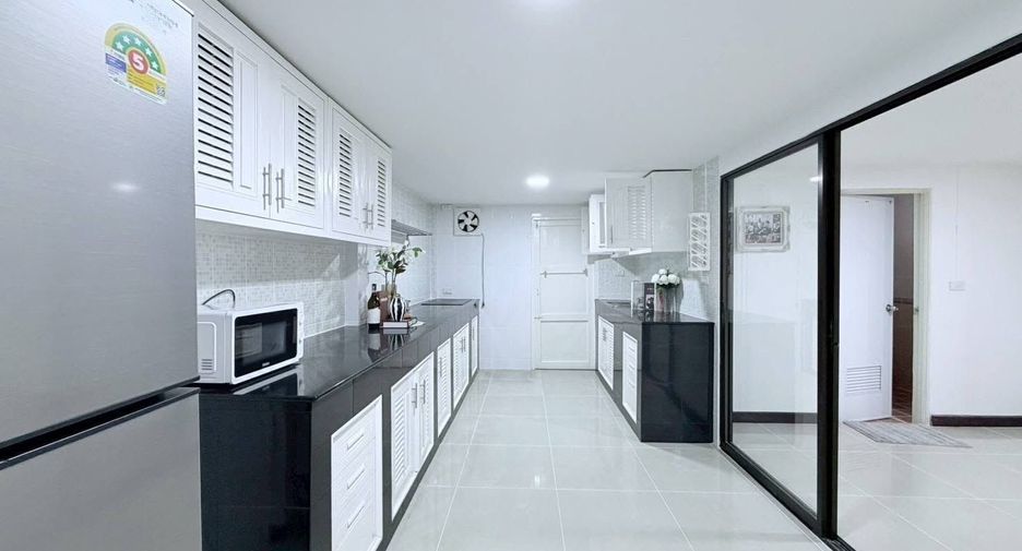Аренда 6 спальни дом в Хуаи Кхщанг, Бангкок