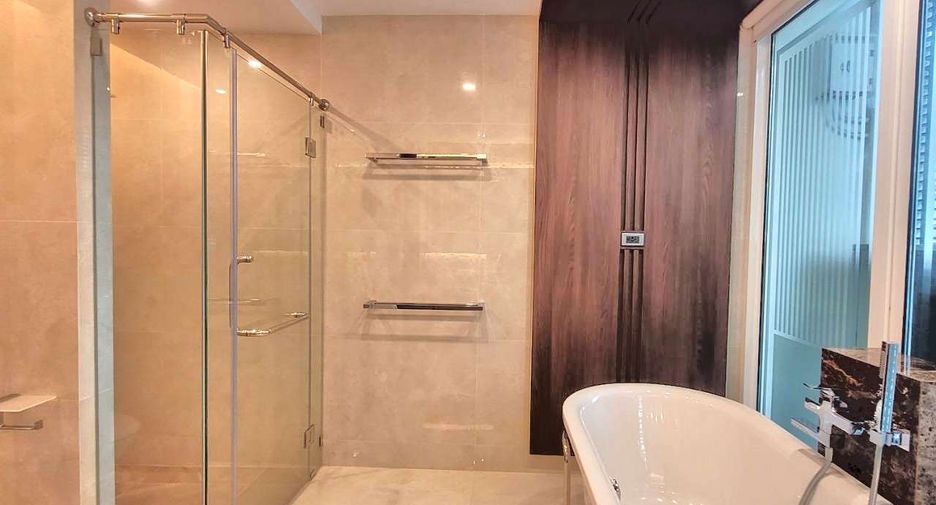 For rent 4 ベッドルーム condo in Khlong Toei, Bangkok