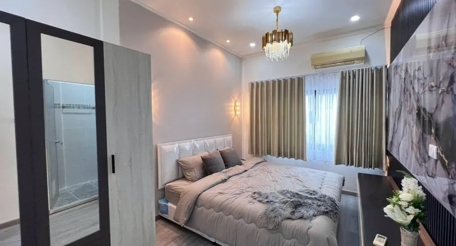 À vendre 2 chambres maison de ville à Bang Lamung, Chonburi