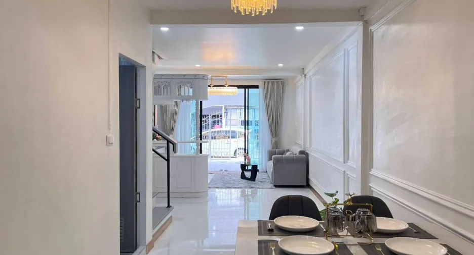 À vendre 2 chambres maison de ville à Bang Lamung, Chonburi