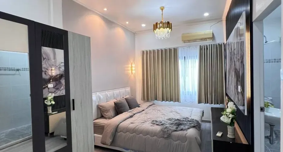 À vendre 2 chambres maison de ville à Bang Lamung, Chonburi