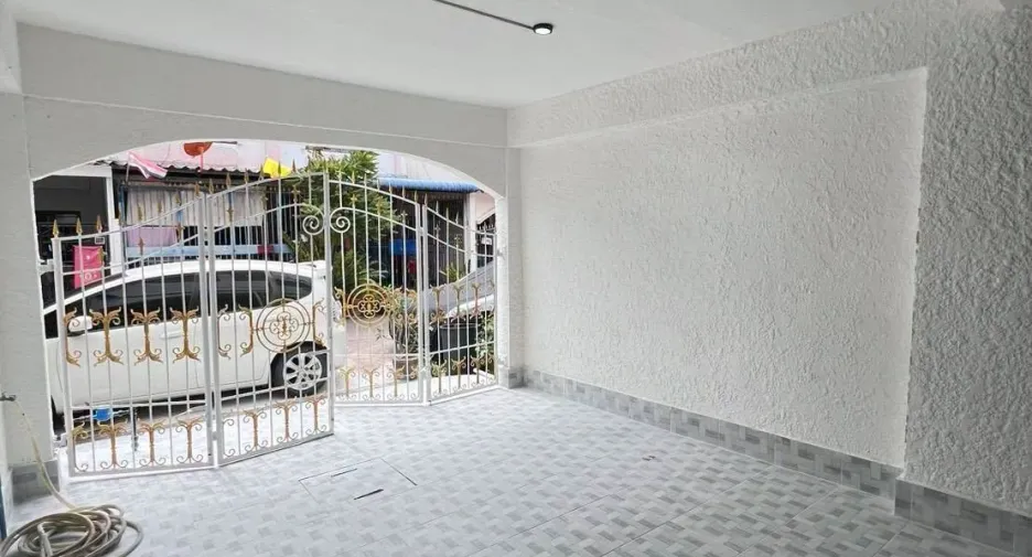 À vendre 2 chambres maison de ville à Bang Lamung, Chonburi
