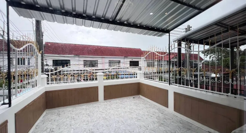 À vendre 2 chambres maison de ville à Bang Lamung, Chonburi