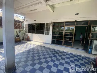 Casa en venta de 5 habitaciones en Phra Khanong, Bangkok