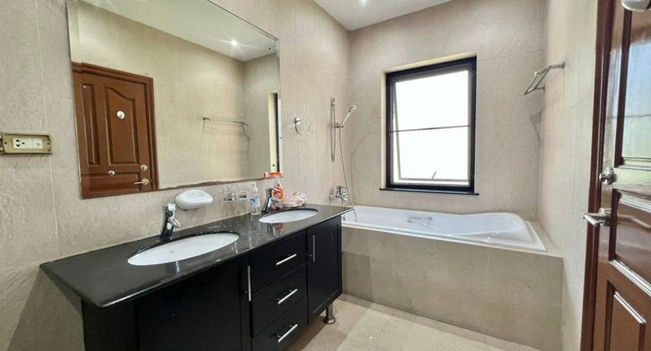 For sale 3 bedrooms villa in Jomtien, Pattaya