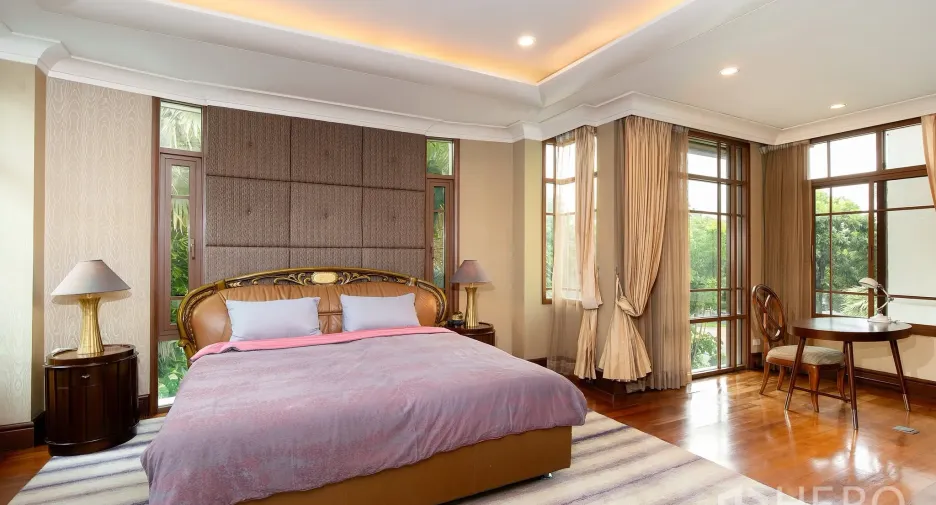 For rent and for sale 5 bedrooms house in Watthana, Bangkok