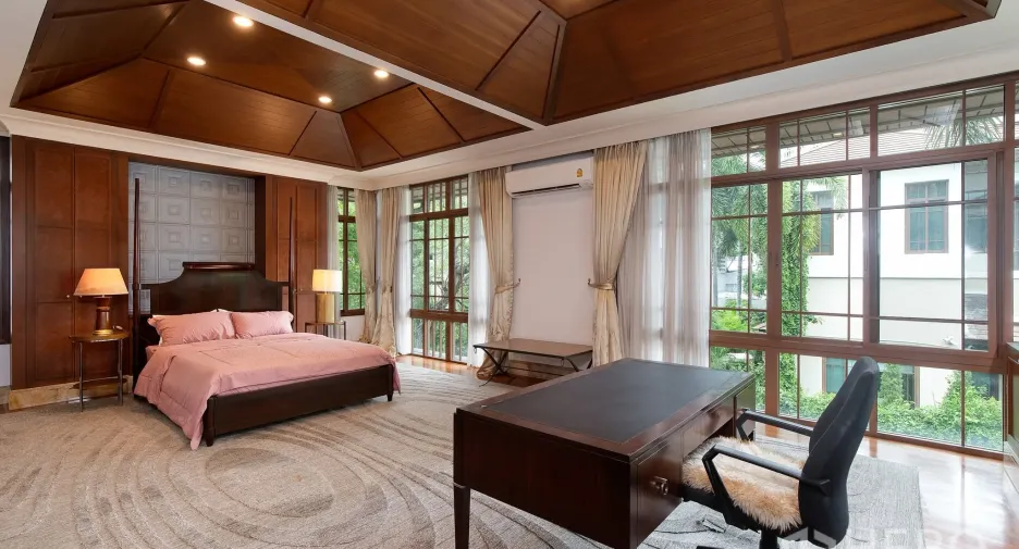 For rent and for sale 5 bedrooms house in Watthana, Bangkok