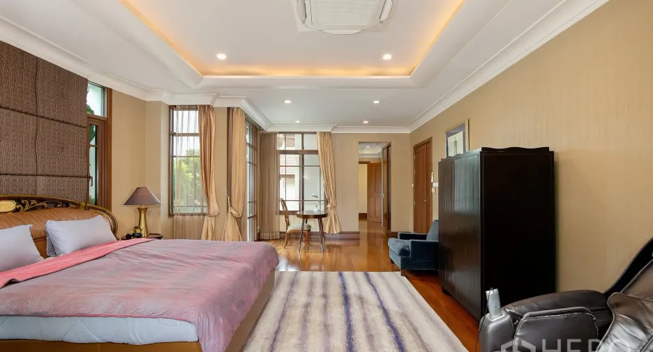 For rent and for sale 5 bedrooms house in Watthana, Bangkok