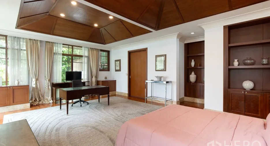 For rent and for sale 5 bedrooms house in Watthana, Bangkok