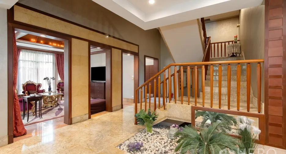For rent and for sale 5 bedrooms house in Watthana, Bangkok