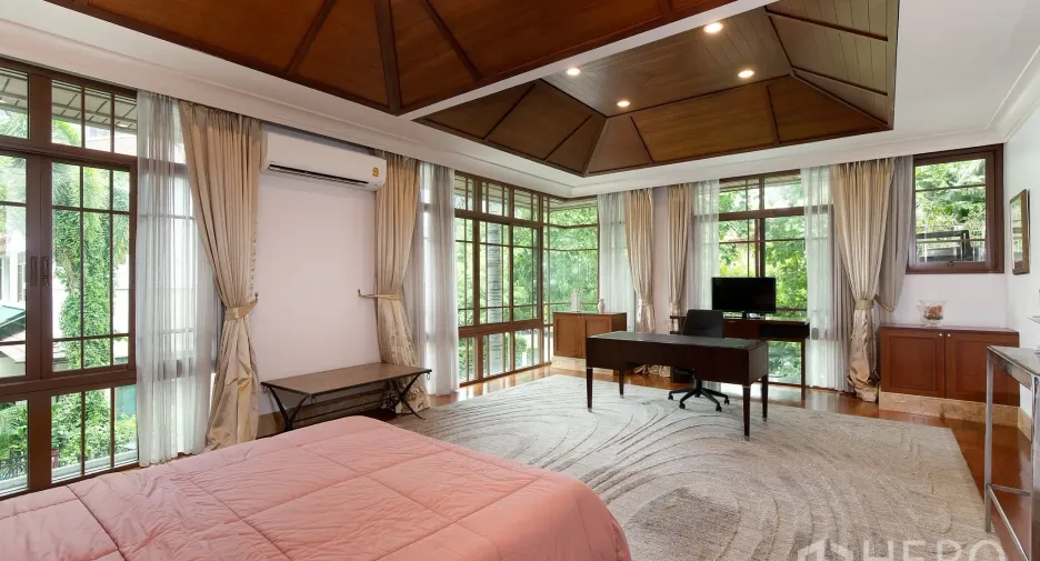 For rent and for sale 5 bedrooms house in Watthana, Bangkok