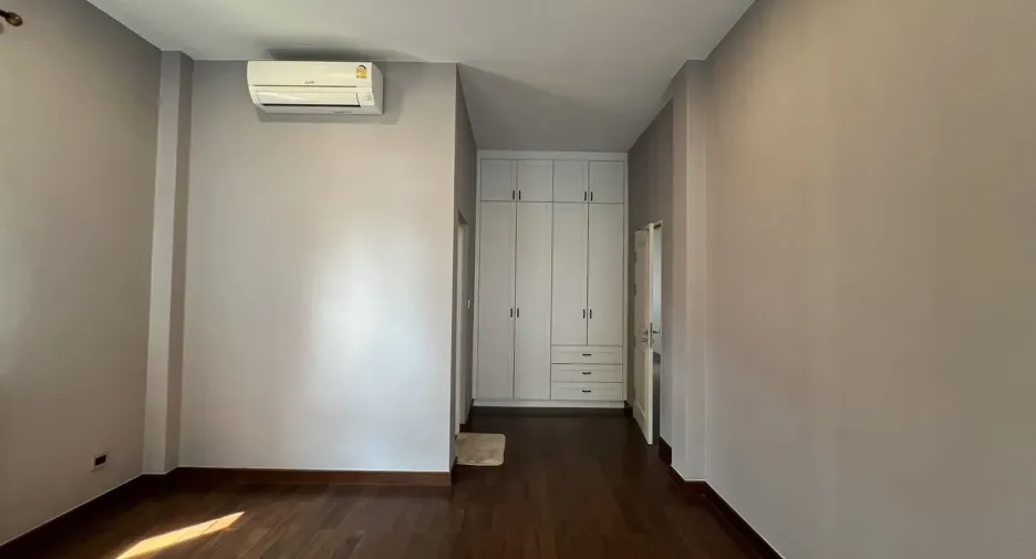 For rent and for sale 5 bedrooms house in Prawet, Bangkok