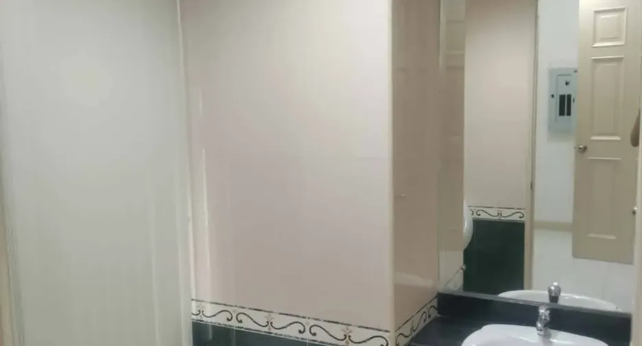 For rent 6 bedrooms office in Lat Phrao, Bangkok