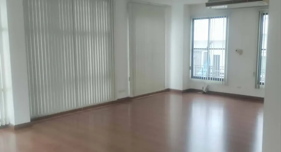 For rent 6 bedrooms office in Lat Phrao, Bangkok
