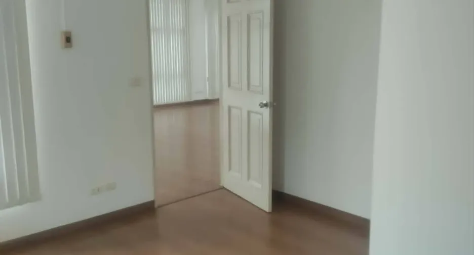 For rent 6 bedrooms office in Lat Phrao, Bangkok