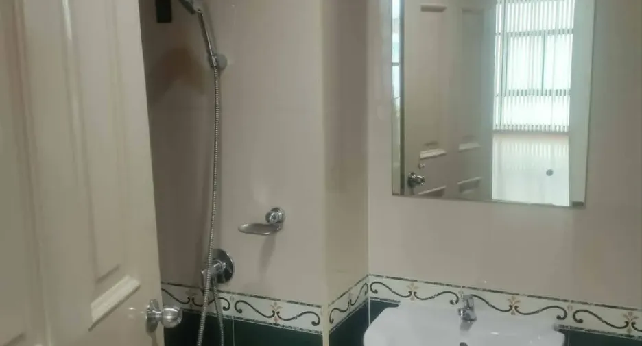 For rent 6 bedrooms office in Lat Phrao, Bangkok