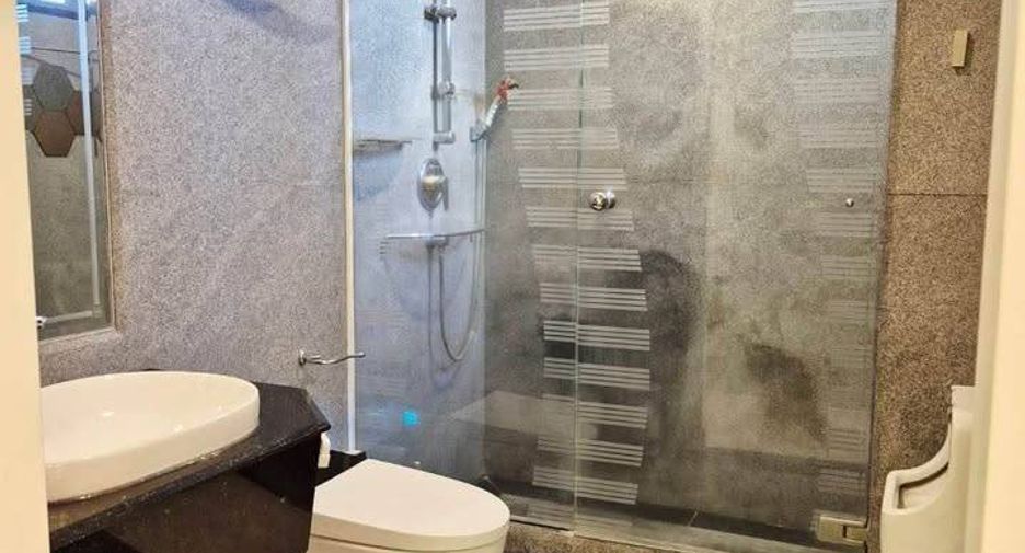 For rent 3 bedrooms condo in Sathon, Bangkok